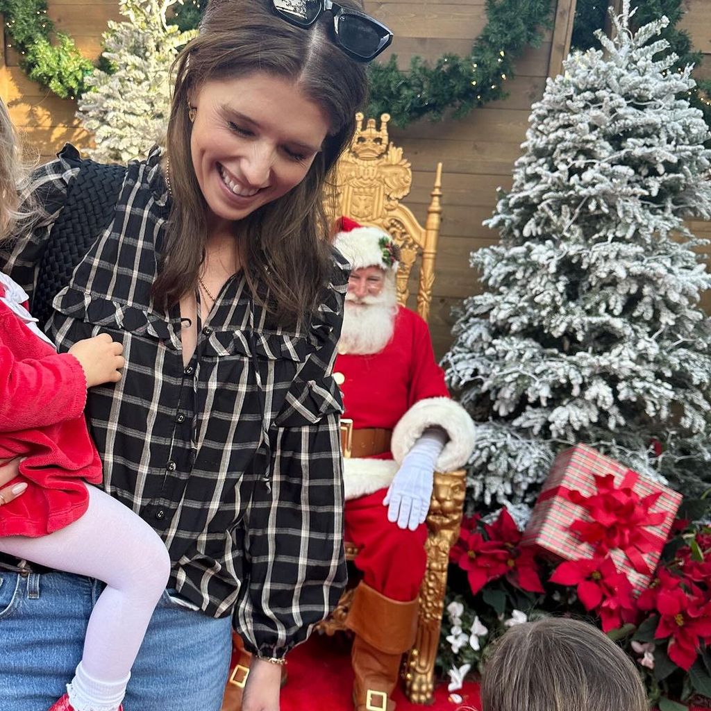 Katherine Schwarzenegger besucht mit ihren Töchtern den Weihnachtsmann