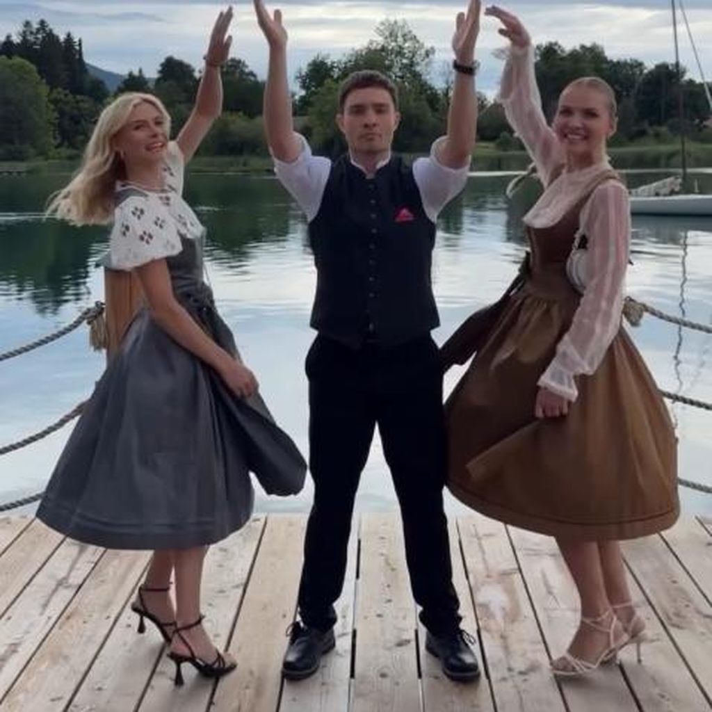 Influencerinnen Kathrin und Patrizia Palme mit Schauspieler Ed Westwick, August 2025