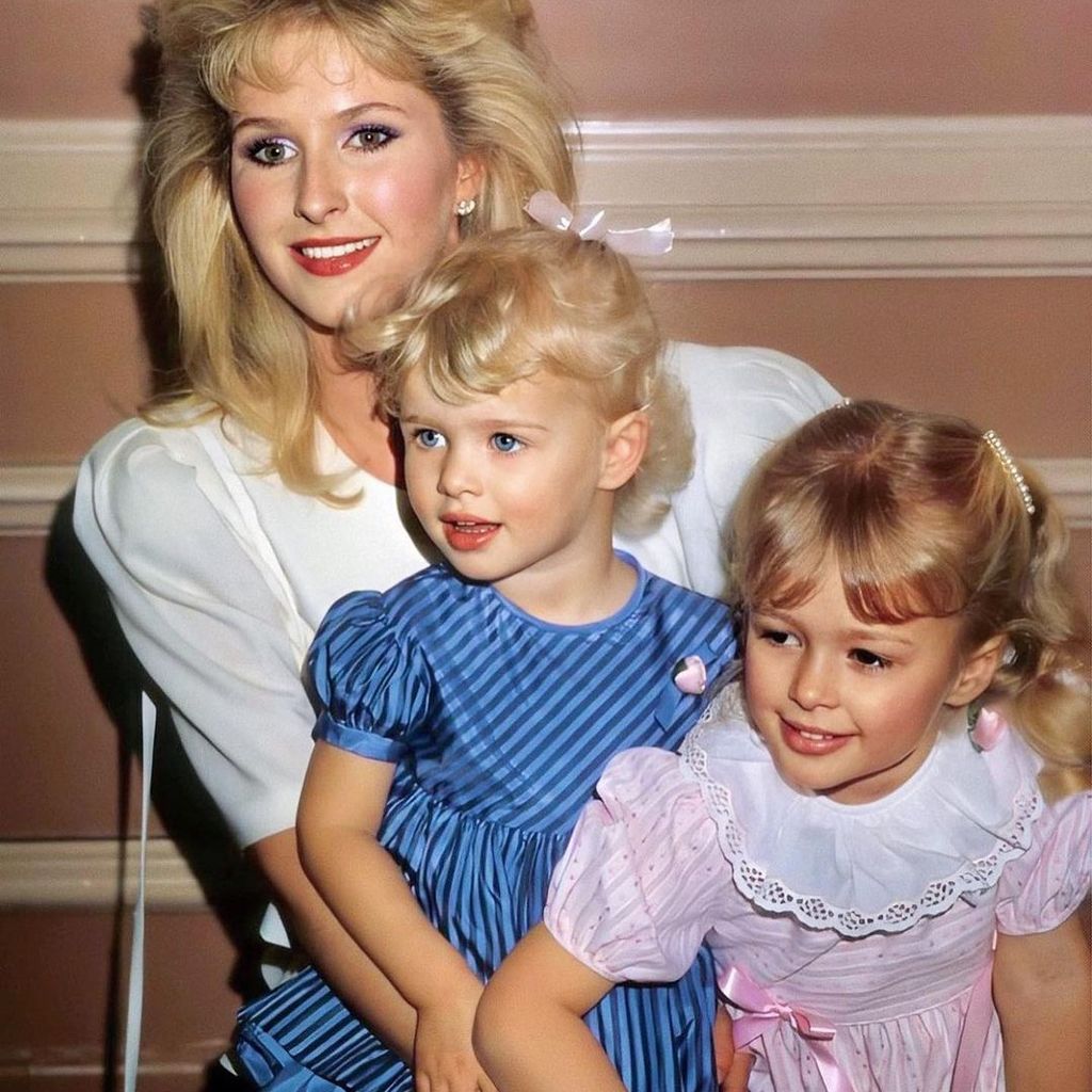 Kathy Hilton und ihre Kinder Nicky und Paris auf einem Familienfoto