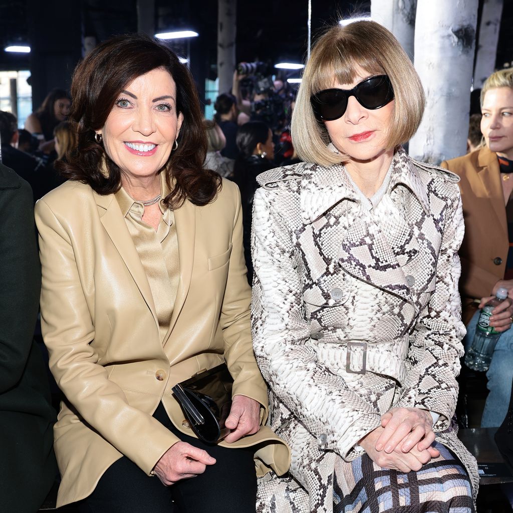 Kathy Hochul und Anna Wintour während der Michael-Kors-Fashion-Show