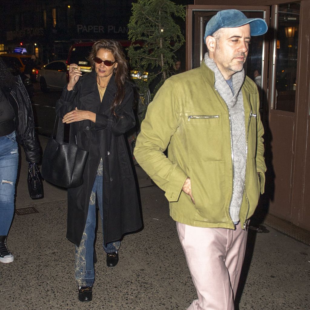 Katie Holmes mit unbekanntem Mann, im April 2024