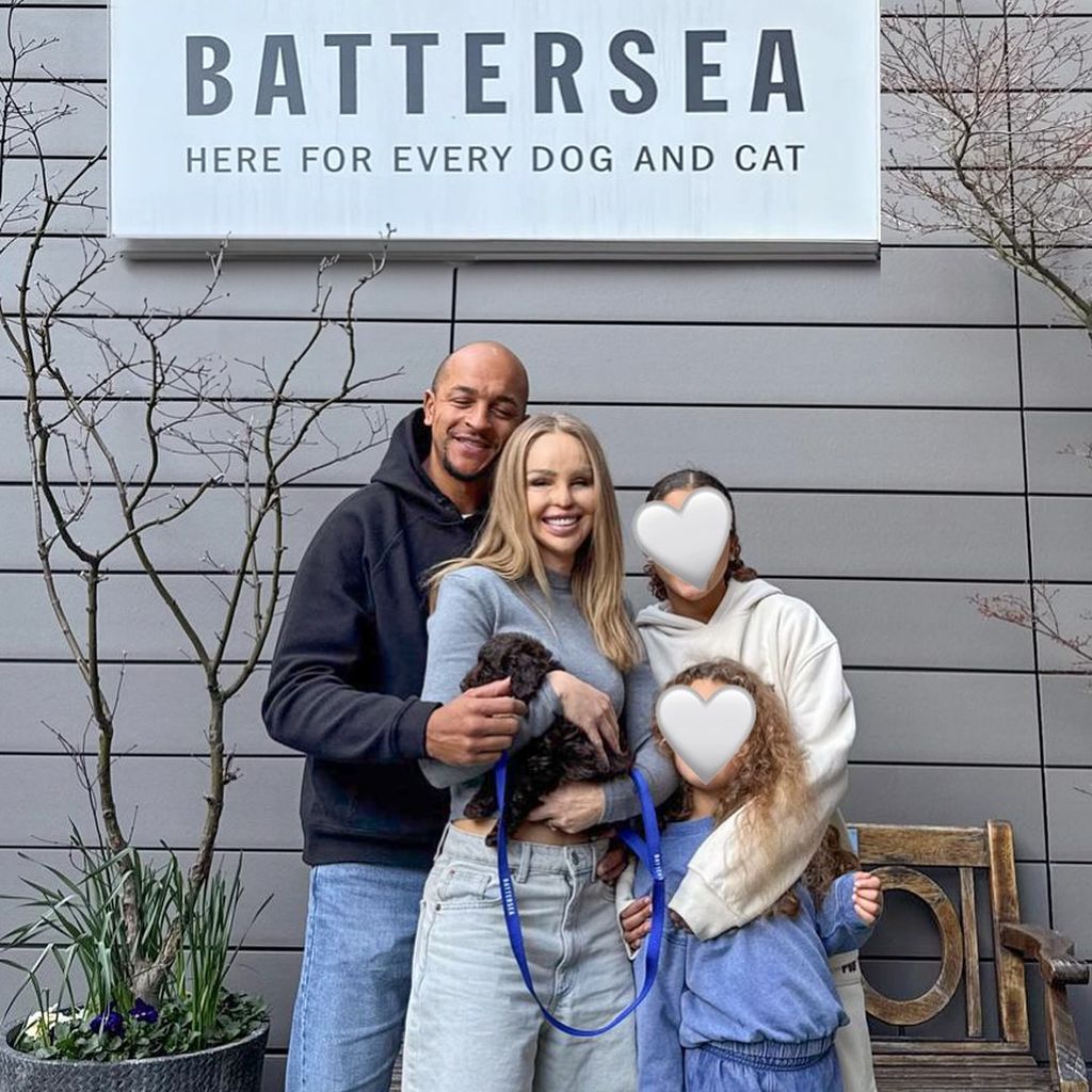 Katie Piper posiert mit ihrer Familie und ihrem adoptierten Hund Sugar