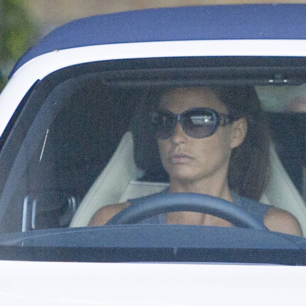 Katie Price 2014 in ihrem weißen Bentley