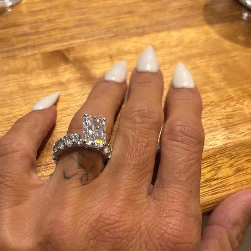 Katie Price' Hand, Juni 2026