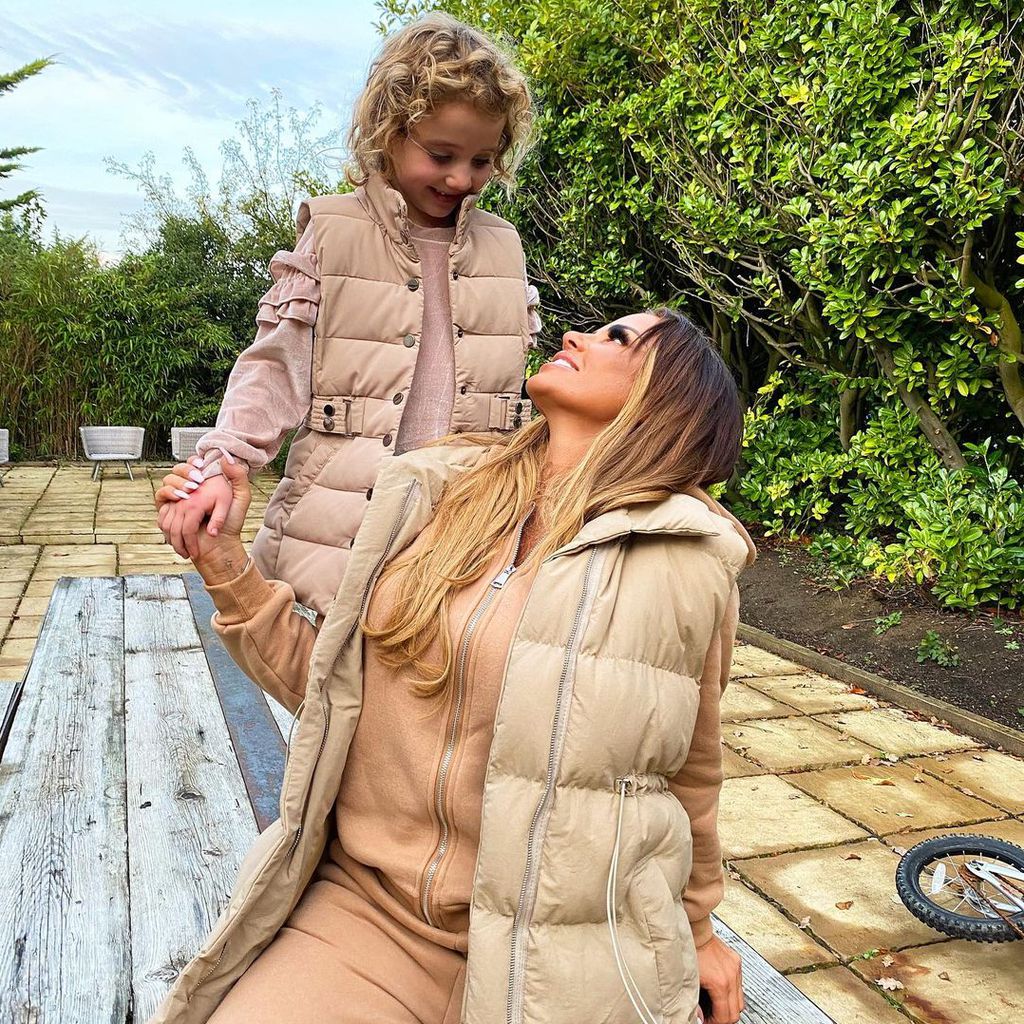 Katie Price mit ihrer Tochter Bunny im November 2020