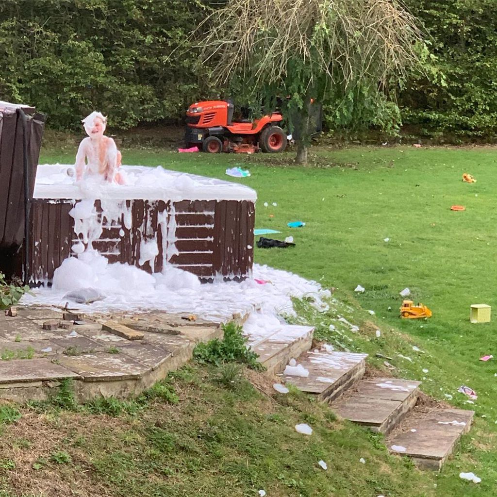 Katie Price' Sohn Jett Riviera Hayler und Tochter Bunny Hayler im Whirlpool, September 2019