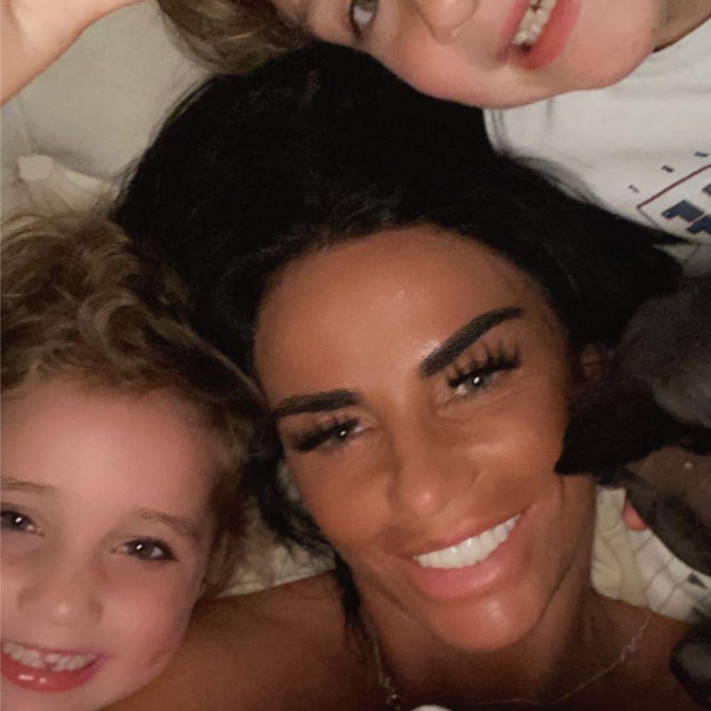 Katie Price mit zwei ihrer Kids, Juli 2020