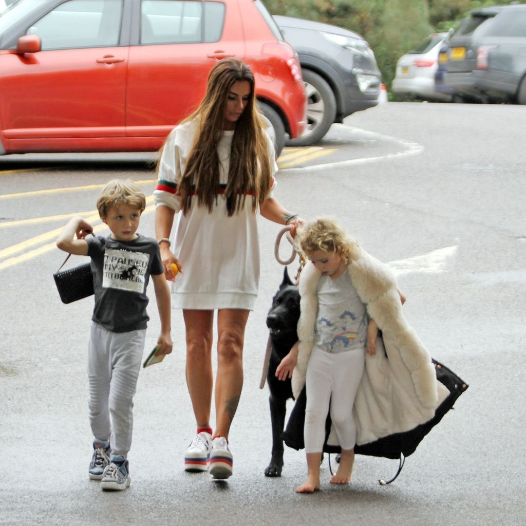 Katie Price mit ihrem Hund und den Kindern Bunny und Jett, November 2019