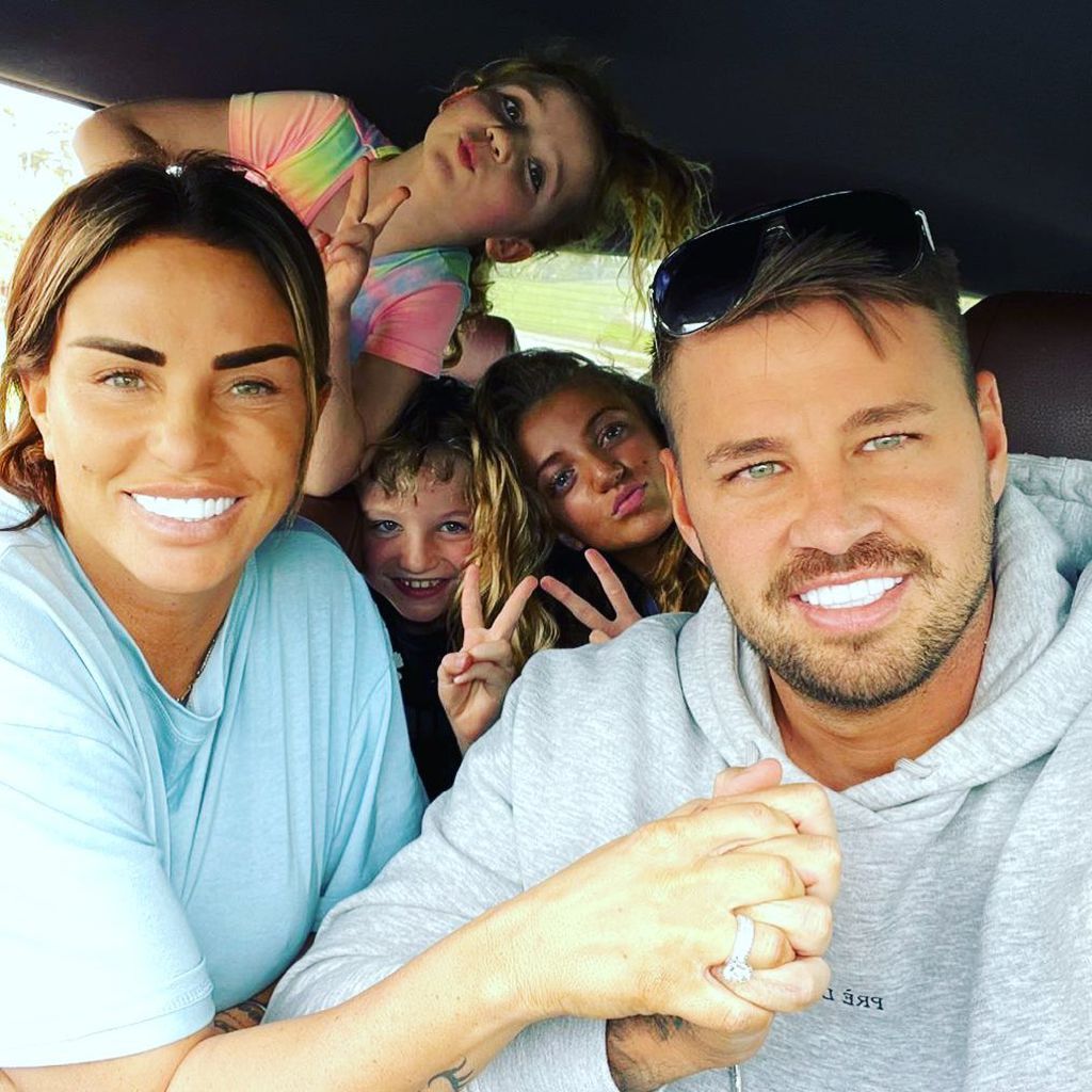 Katie Price mit Carl Woods und ihren Kindern Bunny, Princess und Jett