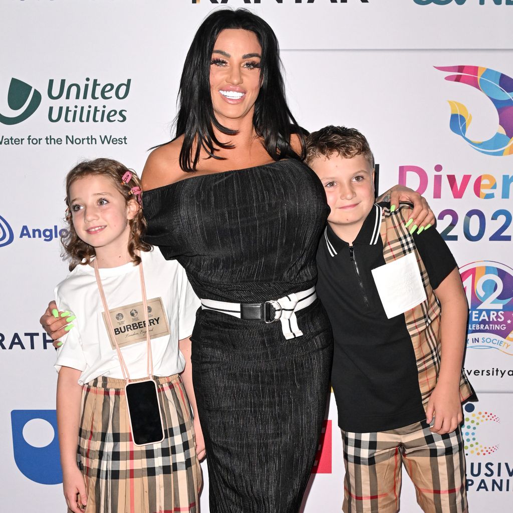 Katie Price mit ihren Kindern Bunny Hayler und Jett Hayler im September 2023