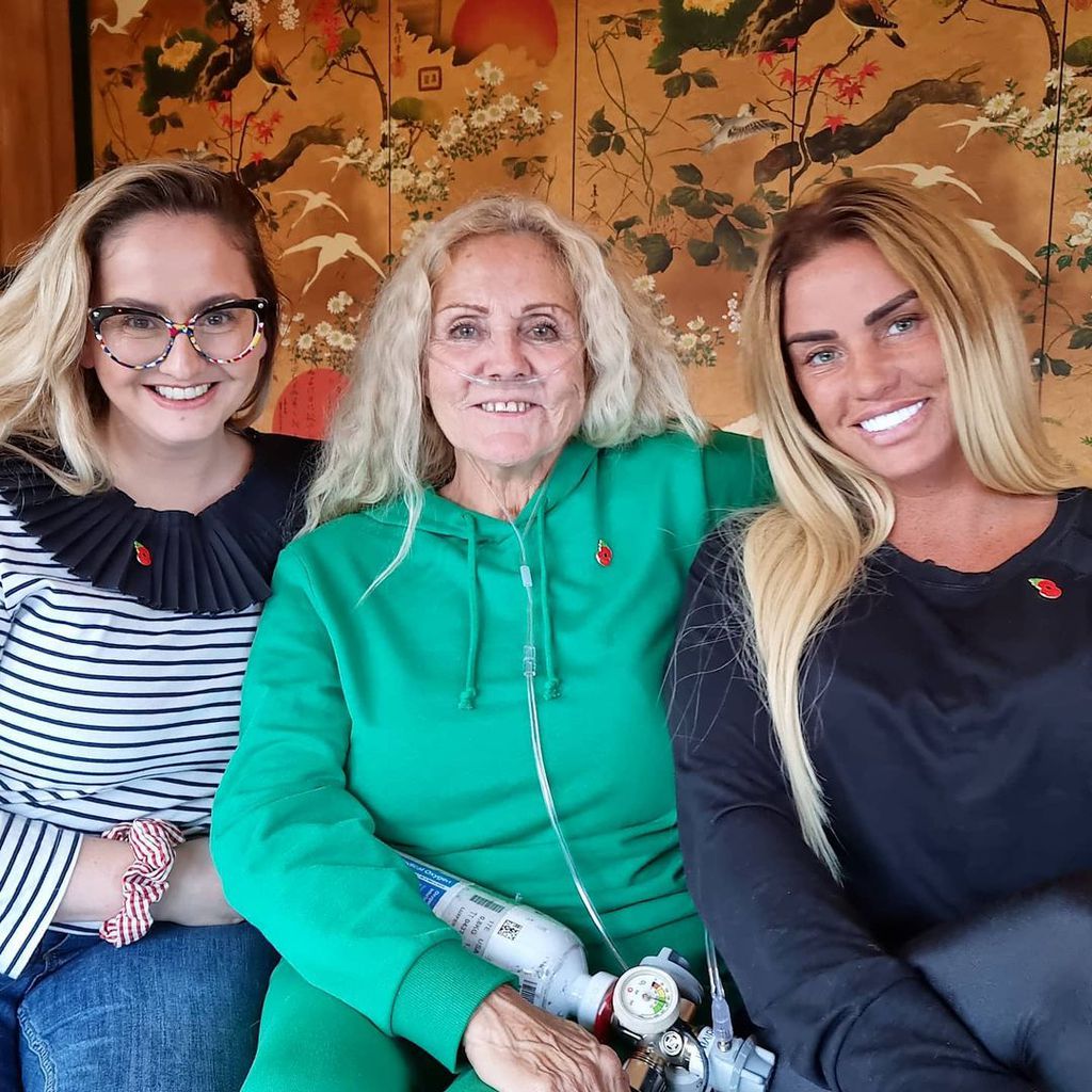 Katie Price mit ihrer Mutter Amy und ihrer Schwester Sophie, November 2021