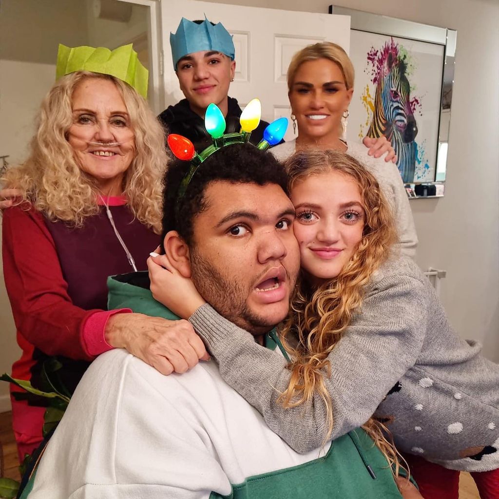 Katie Price mit ihrer Mutter und ihren Kindern Junior Savva, Harvey und Princess Tiaamii