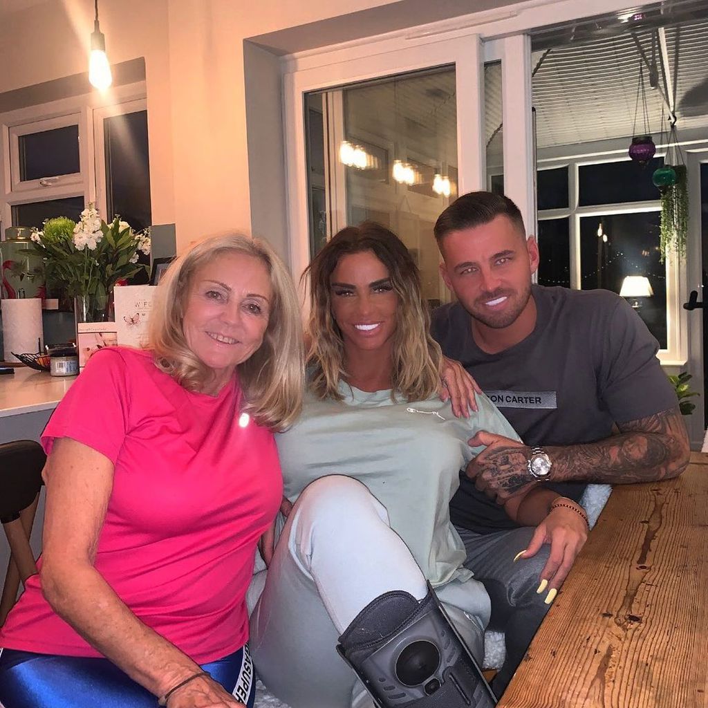 Katie Price mit ihrer Mutter und ihrem Freund Carl