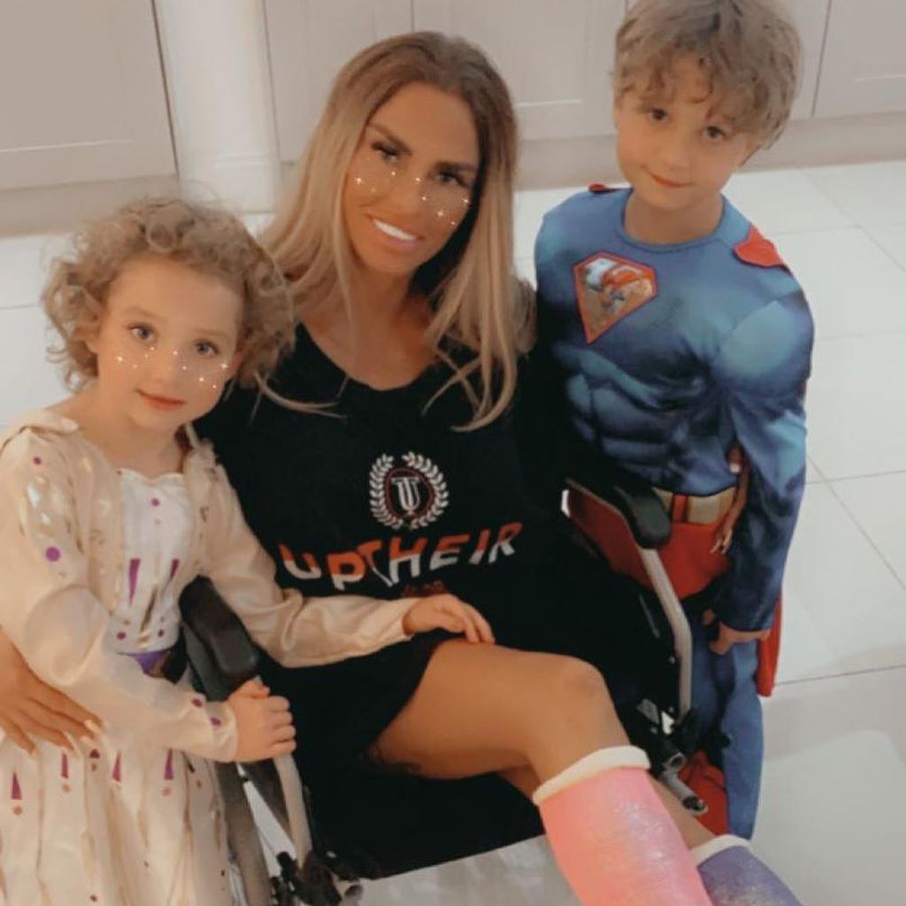 Katie Price mit ihrer Tochter Bunny und ihrem Sohn Jett