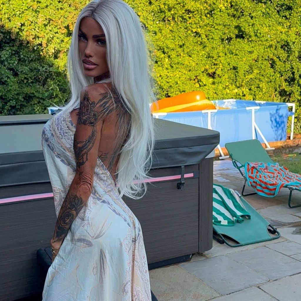 Katie Price posiert in einer langen, platinblonden Perücke.