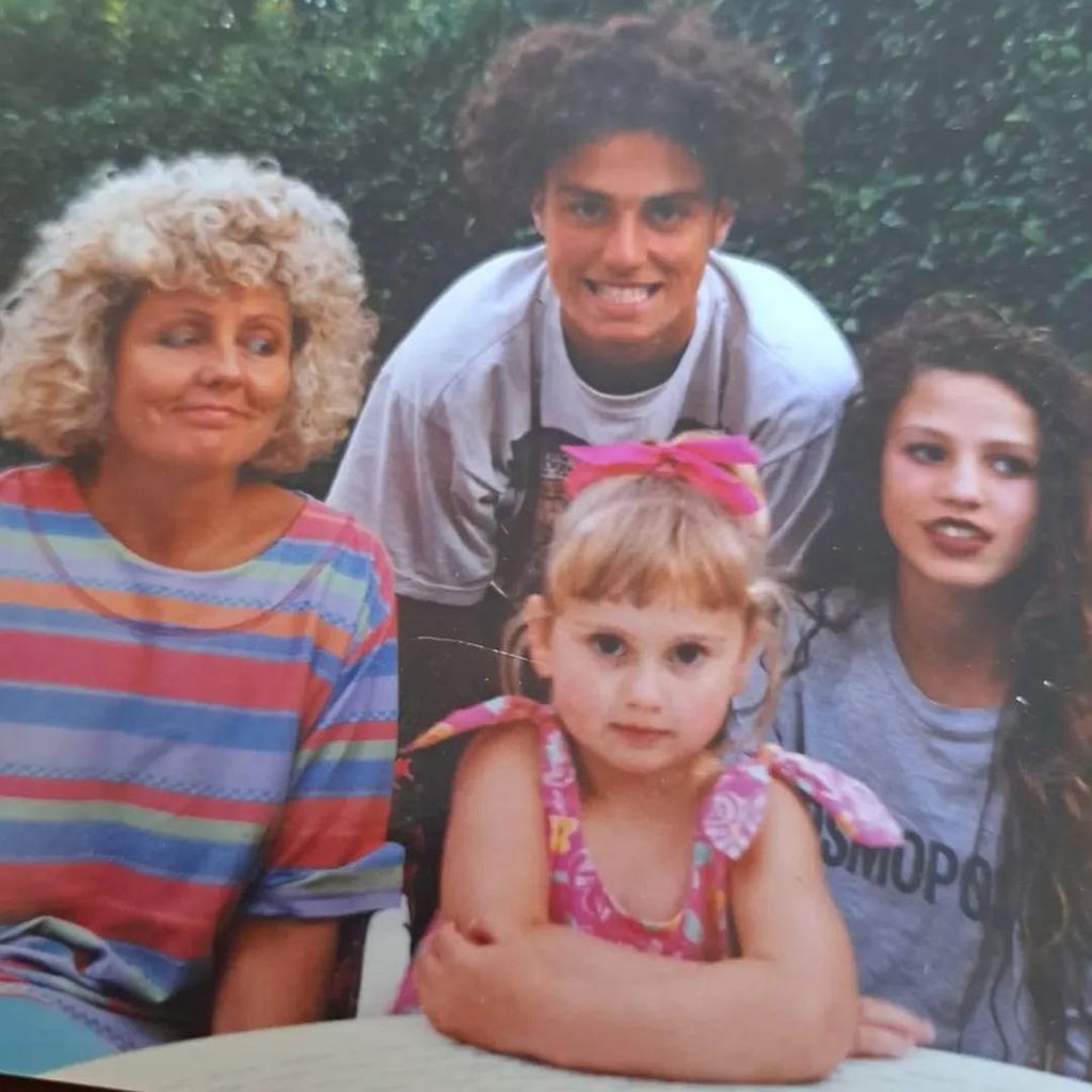 Katie Price (r.) mit ihrer Familie zu Jugendzeiten