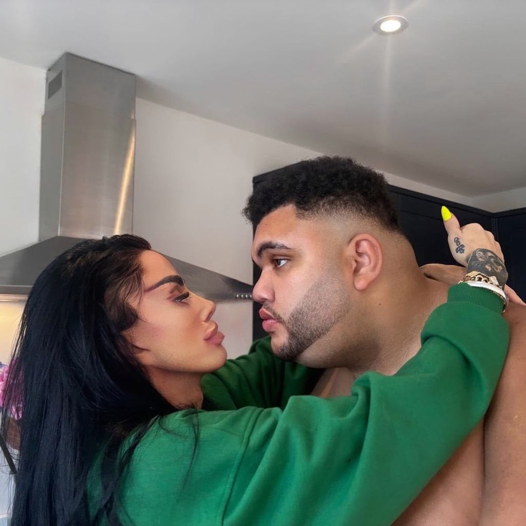 Katie Price und ihr Sohn Harvey im März 2023