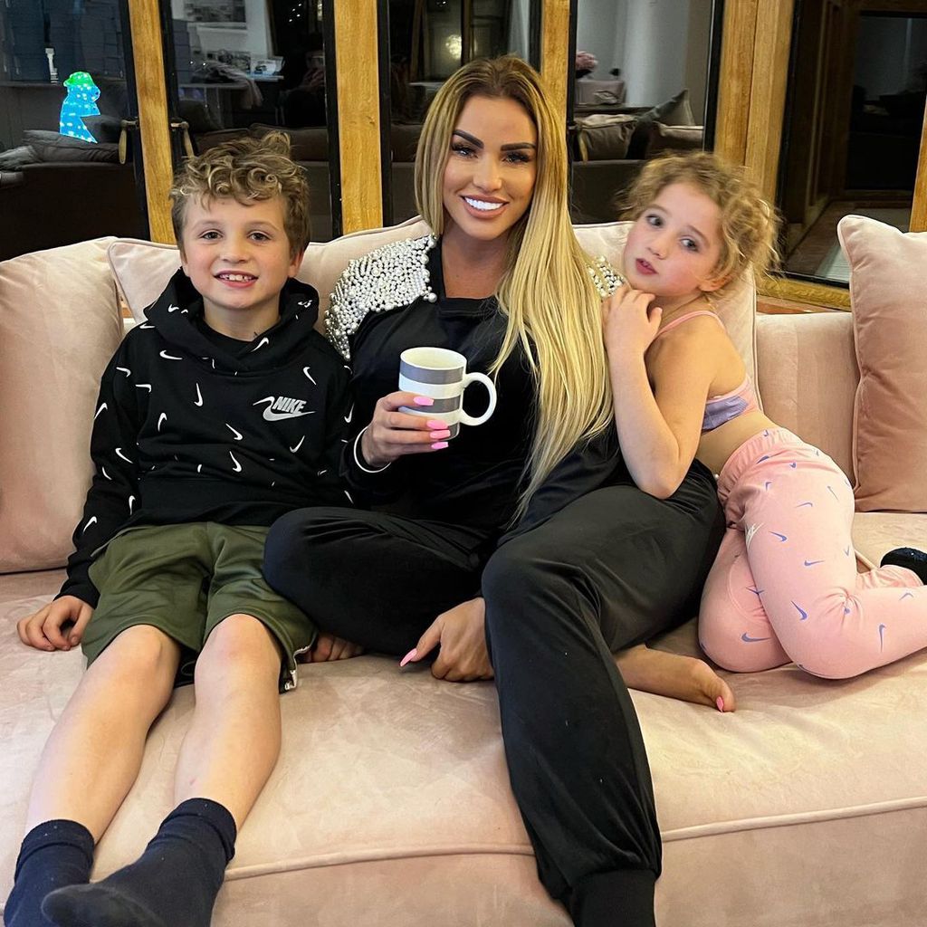 Katie Price und ihre Kinder Jett und Bunny im November 2021
