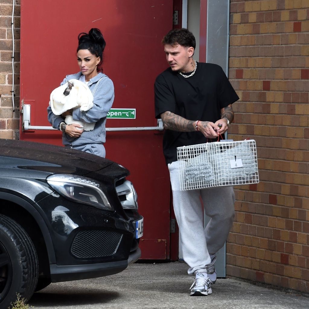 Katie Price und JJ Slater mit ihrer Katze, September 2025