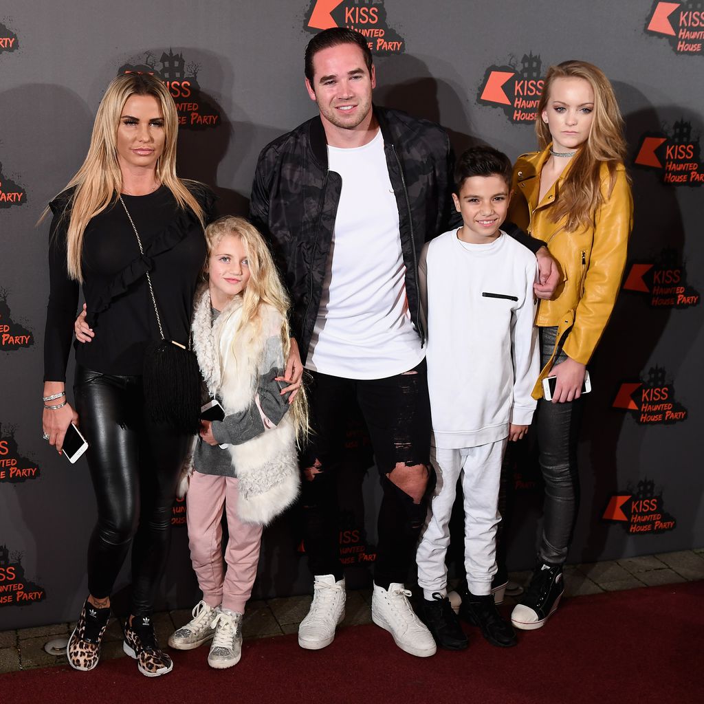 Katie Price und Kieran Hayler mit Princess Tiaamii und Junior im Jahr 2016