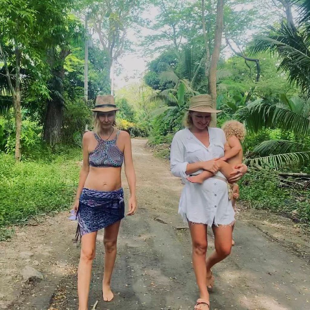 Katie von der "Sundancefamily", Incluencerin und Janni Kusmagk, Influencerin, mit Sohn Emil-Ocean