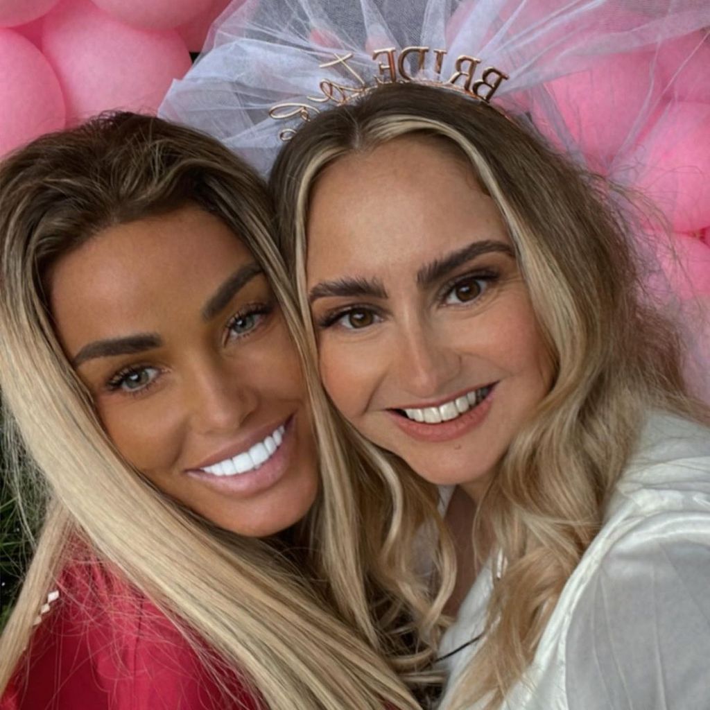 Katie und Sophie Price, Schwestern