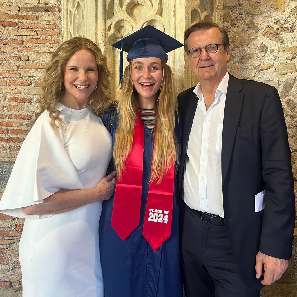 Katja Burkard, ihre Tochter Marie-Therese und ihr Partner Hans Mahr im Juli 2024