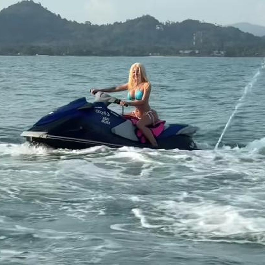 Katja Krasavice auf einem Jetski, März 2025