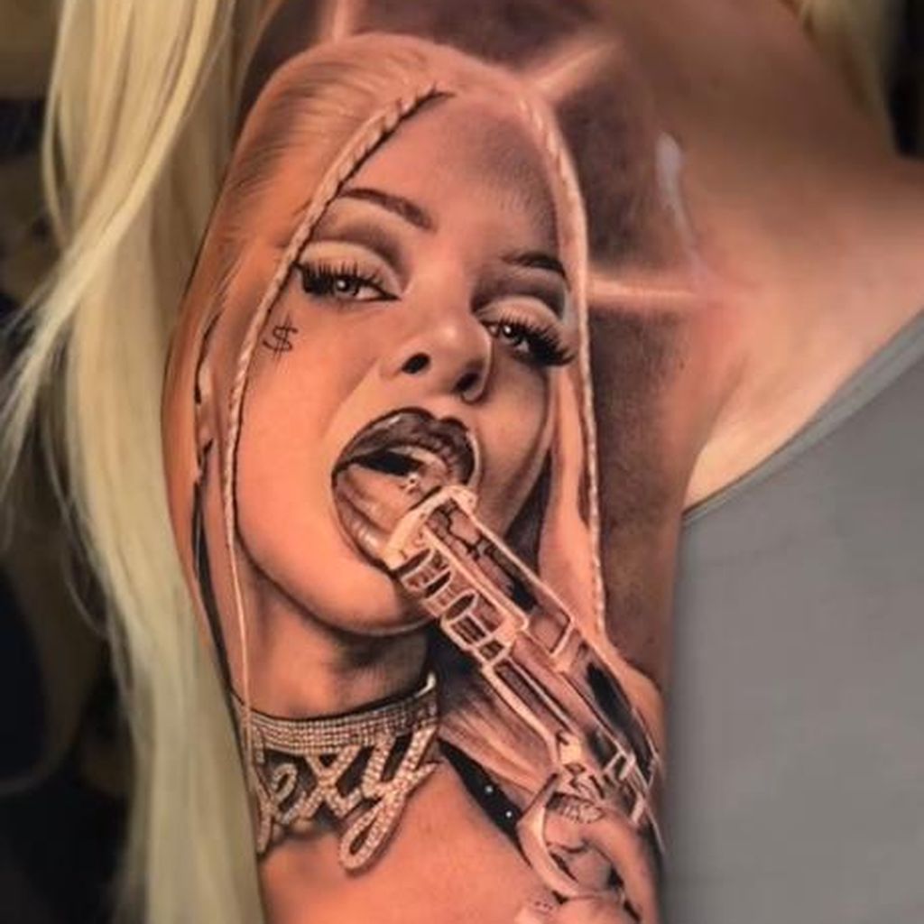 Rapperin Katja Krasavice postet ihr Abbild als Tattoo.