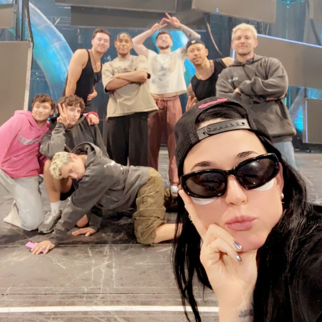 Sängerin Katy Perry mit ihrem Team, Juni 2025