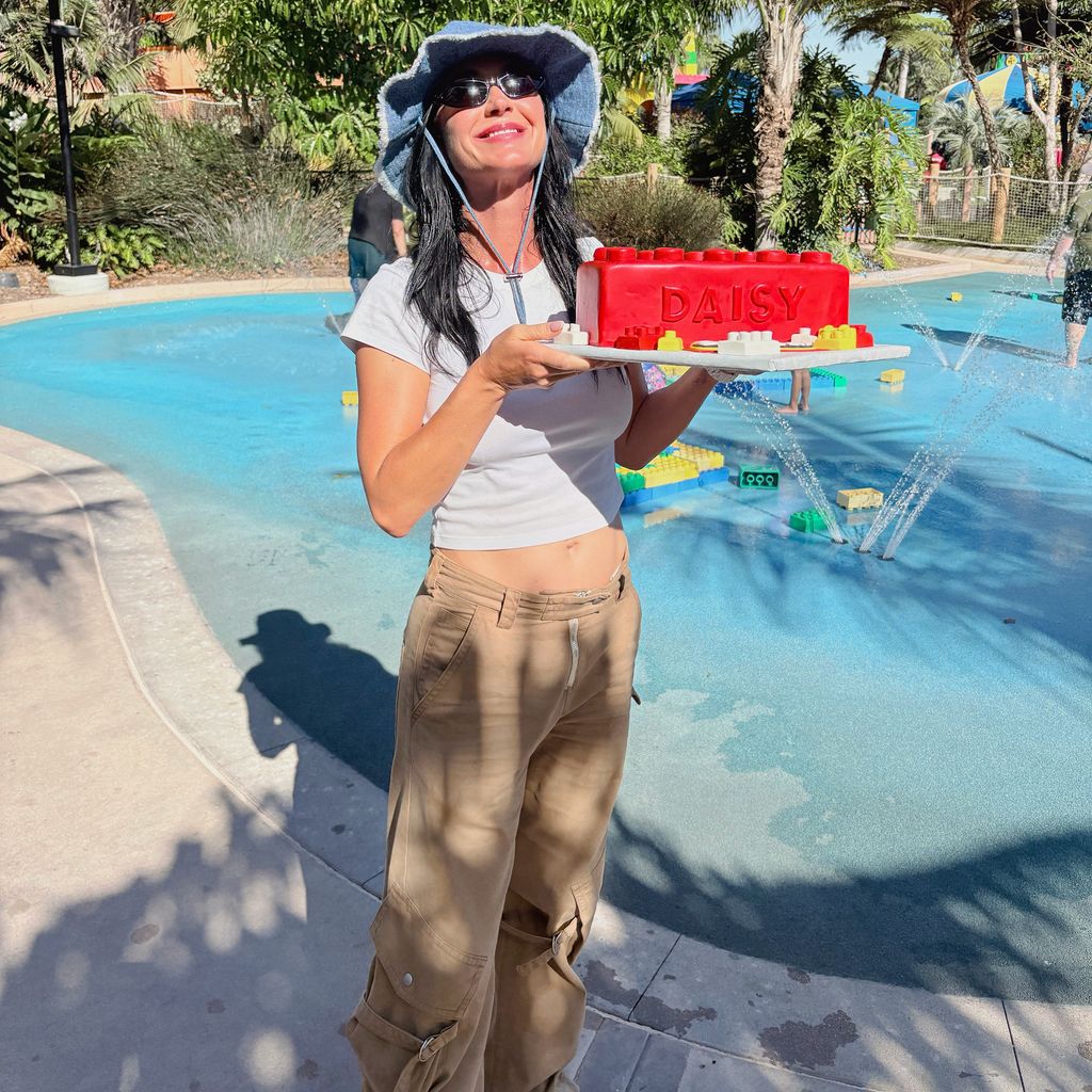 Katy Perry mit Legostein-Geburtstagstorte für ihre Tochter Daisy.