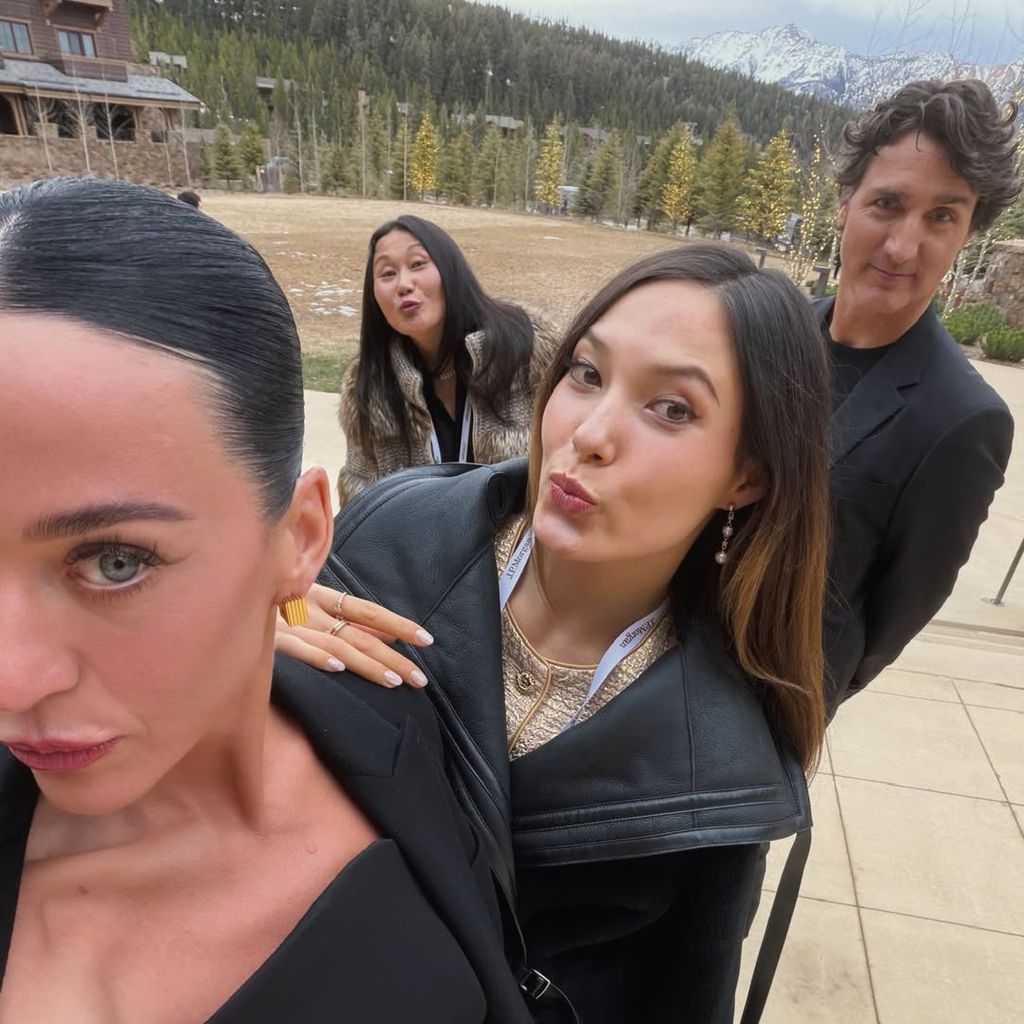 Katy Perry mit der Freestyle-Skifahrerin Eileen Gu und ihrem Partner Justin Trudeau, März 2026
