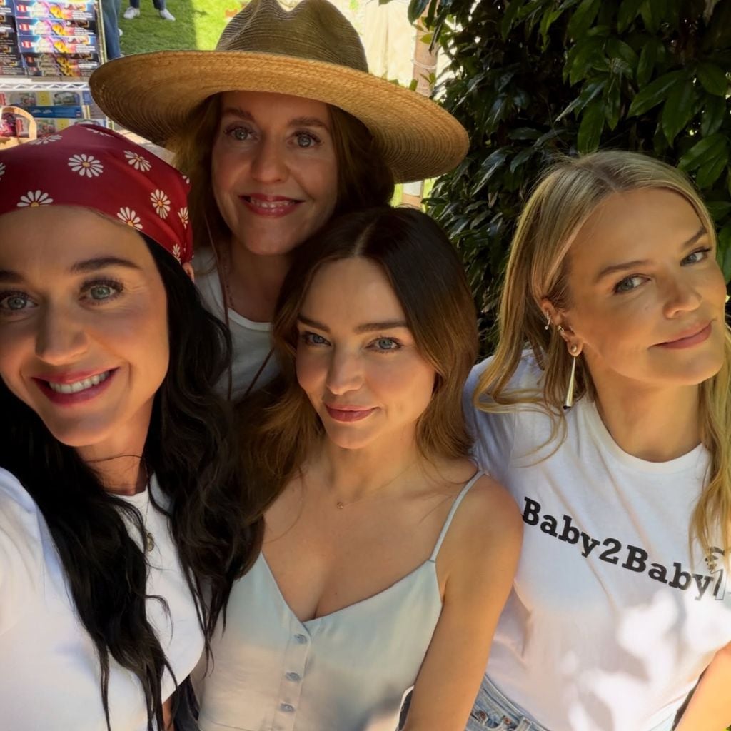 Katy Perry und Miranda Kerr posieren mit Freundinnen, April 2026