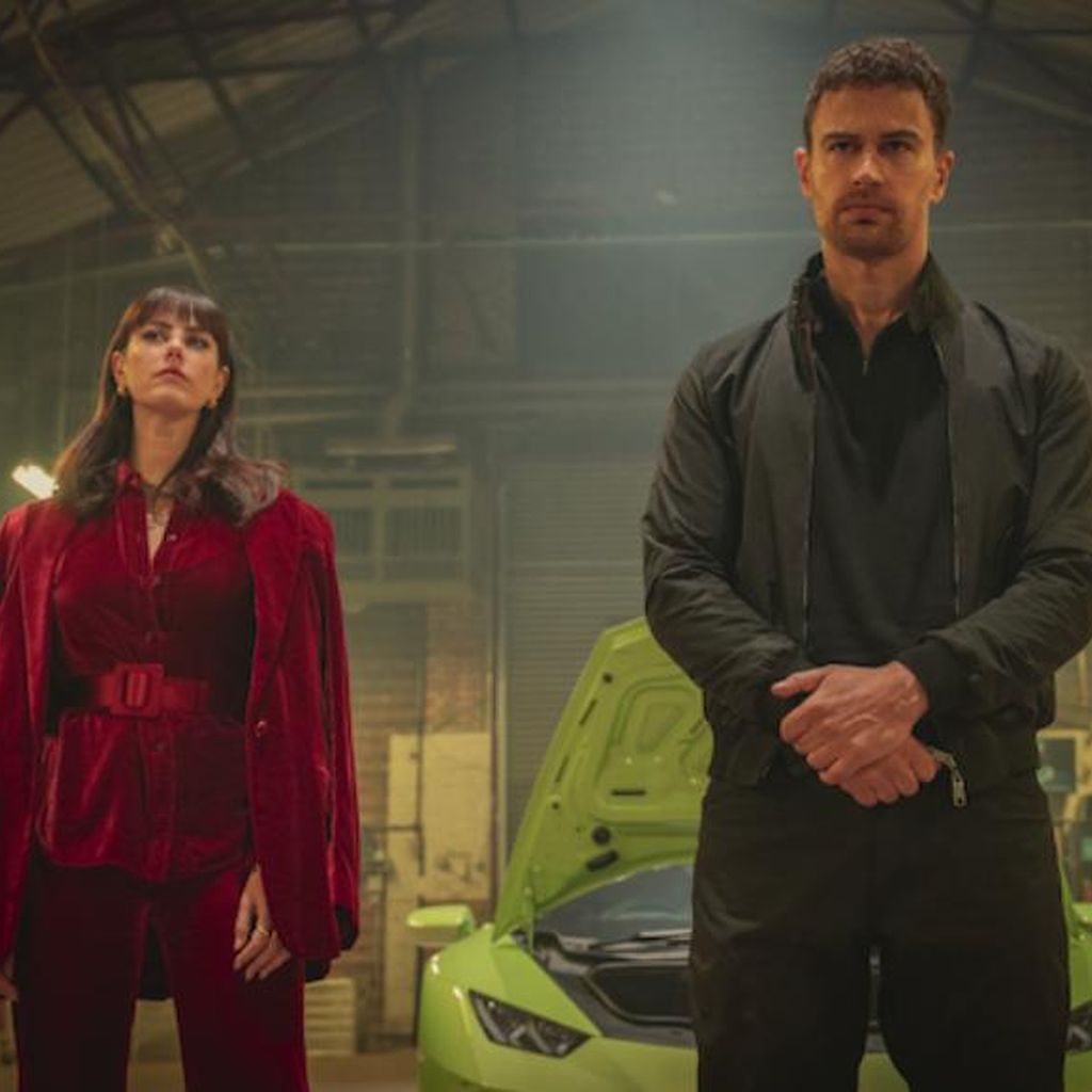 Kaya Scodelario und Theo James in "The Gentlemen"