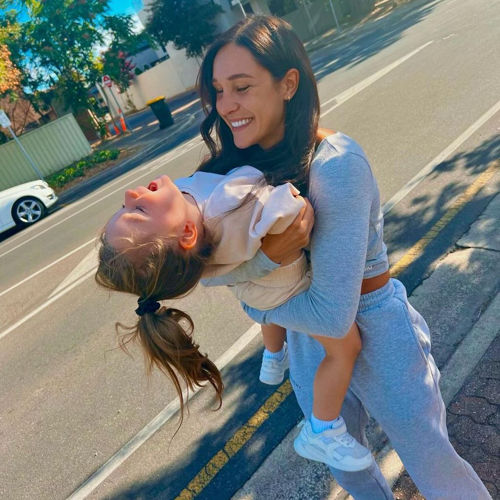 Kayla Itsines mit ihrer Tochter im Juli 2022