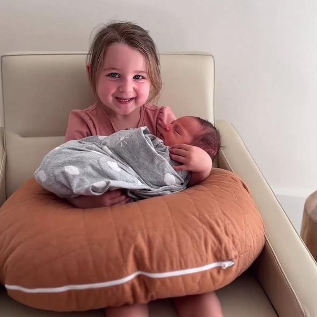 Kayla Itsines' Tochter Arna mit ihrem Bruder Jax