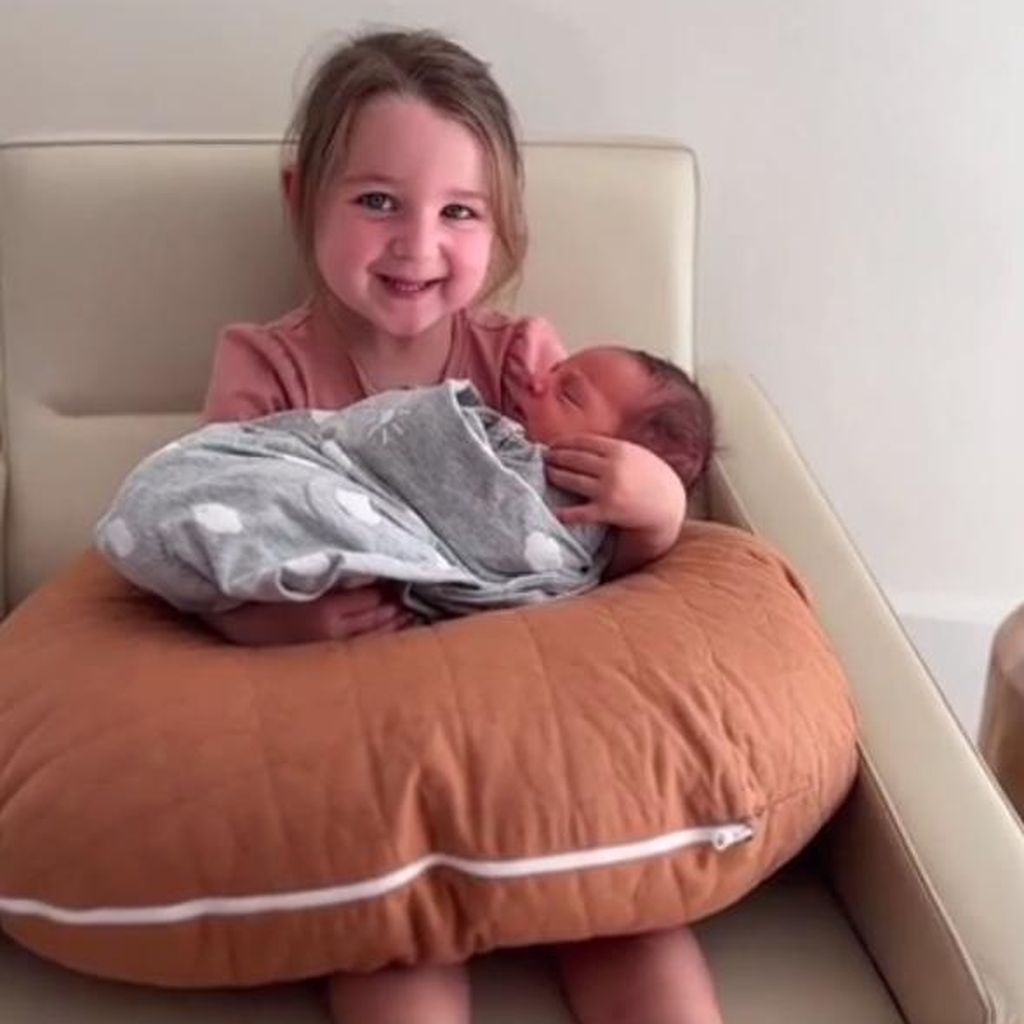 Kayla Itsines' Tochter mit ihrem Bruder Jax