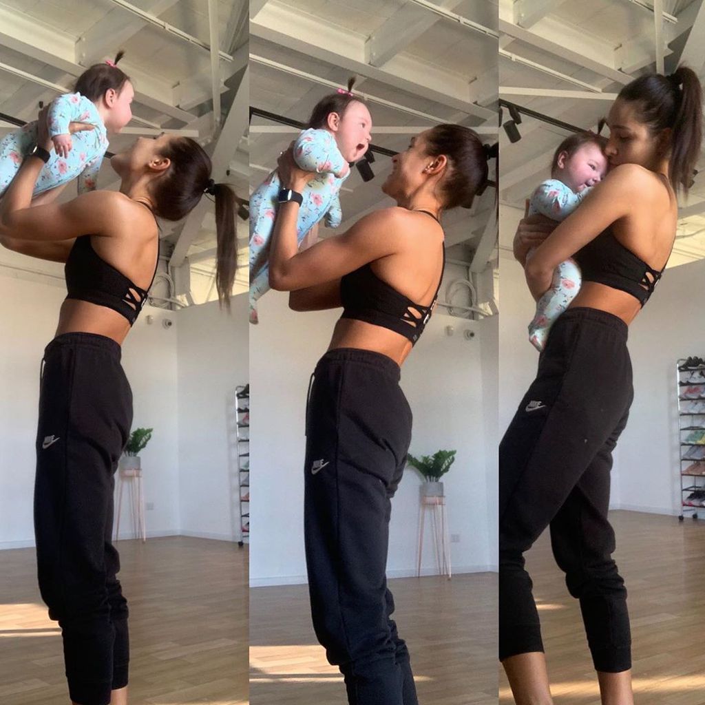 Kayla Itsines und ihre Tochter Arna im Gym