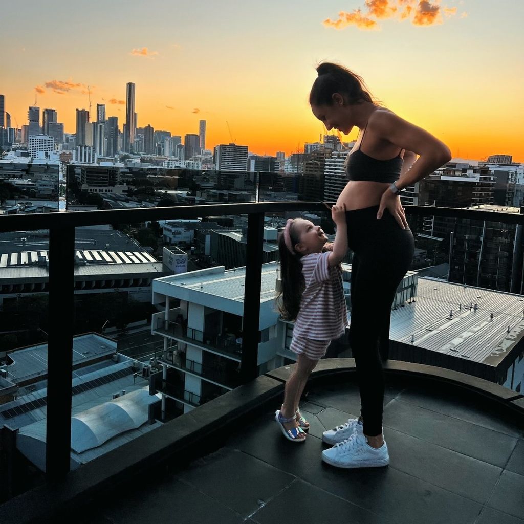 Kayla Itsines und ihre Tochter im Januar 2023