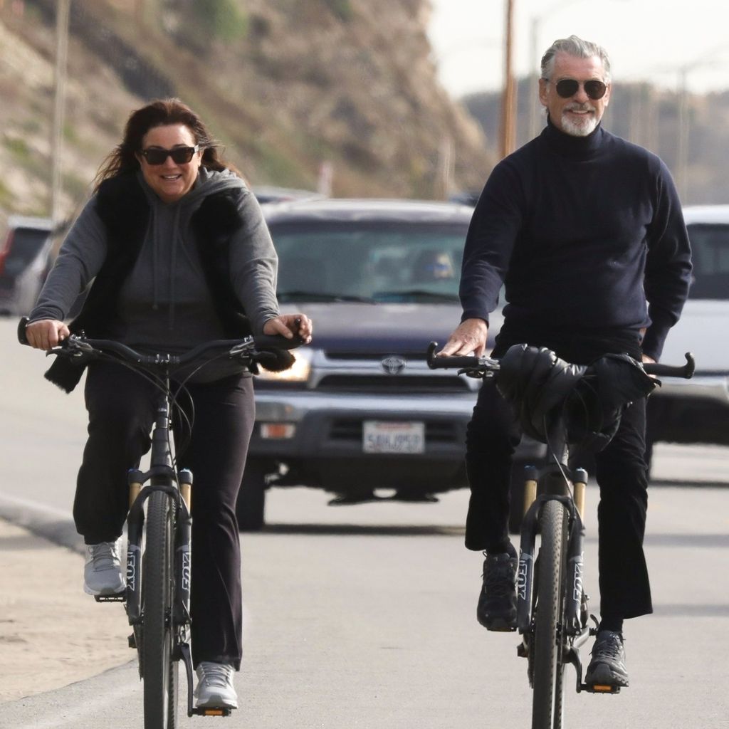 Keely Shaye Smith und Pierce Brosnan am Zuma Beach in Malibu