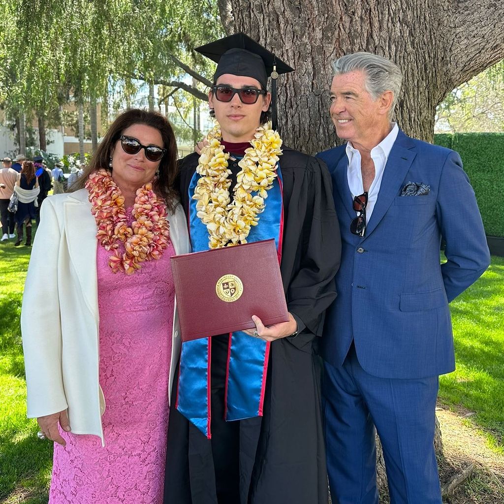 Keely Smith, Paris Brosnan und Pierce Brosnan während der College-Abschlussfeier von Paris