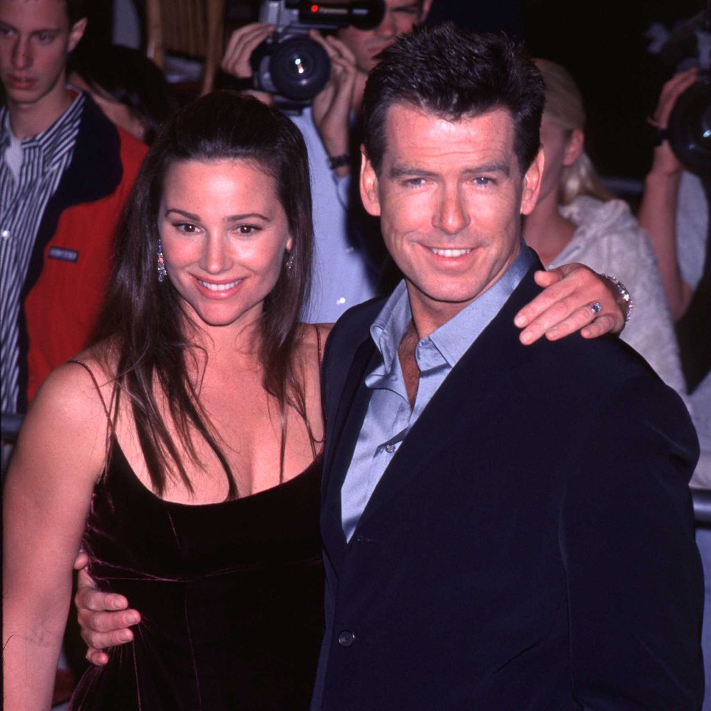 Keely Shaye Smith und Pierce Brosnan im Jahr 1999