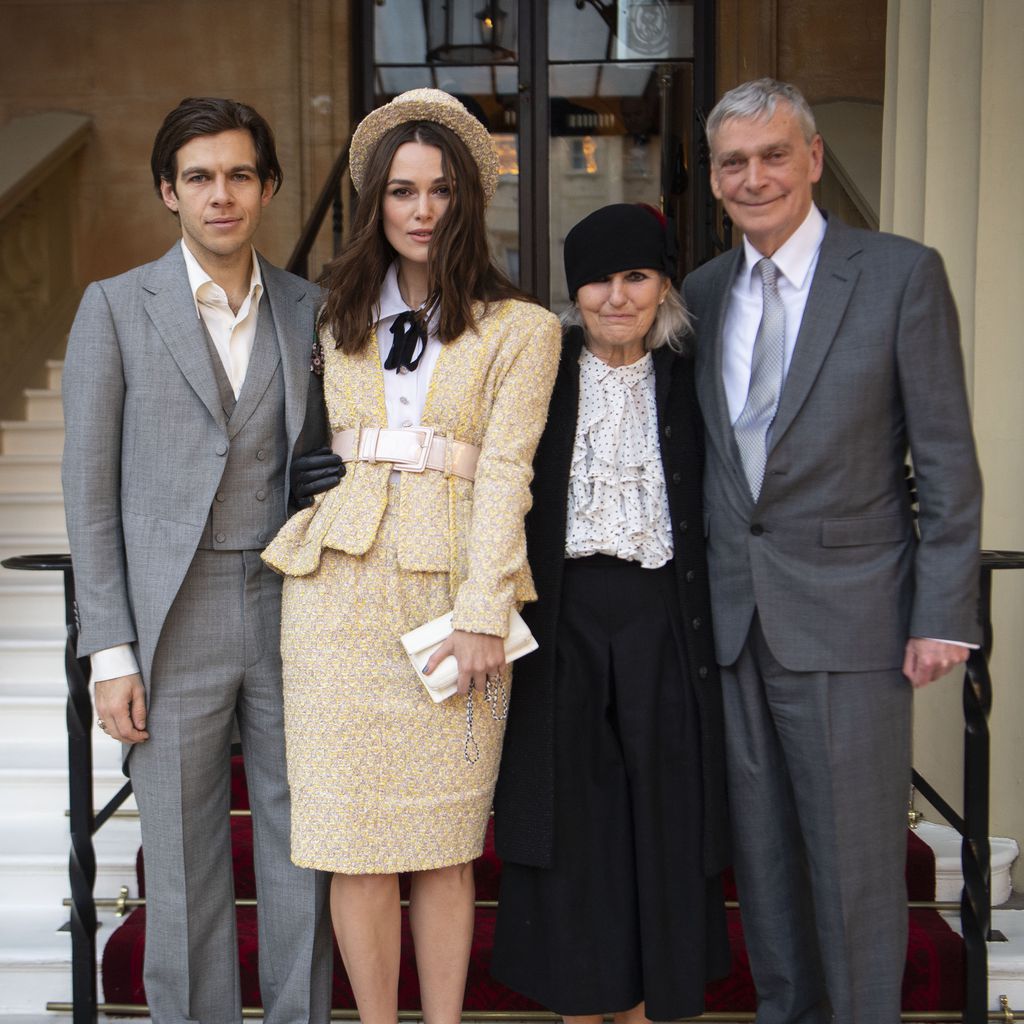 Keira Knightley mit ihrem Mann James Righton und ihren Eltern
