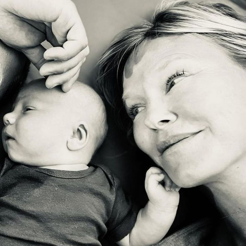 Kelli Giddish mit ihrem Ehemann und ihrem dritten Sohn