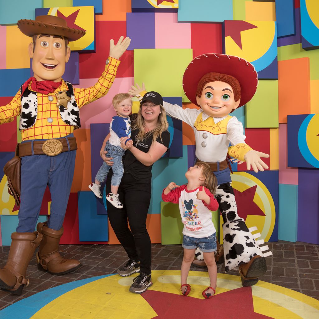 Kelly Clarkson mit ihren zwei Kindern