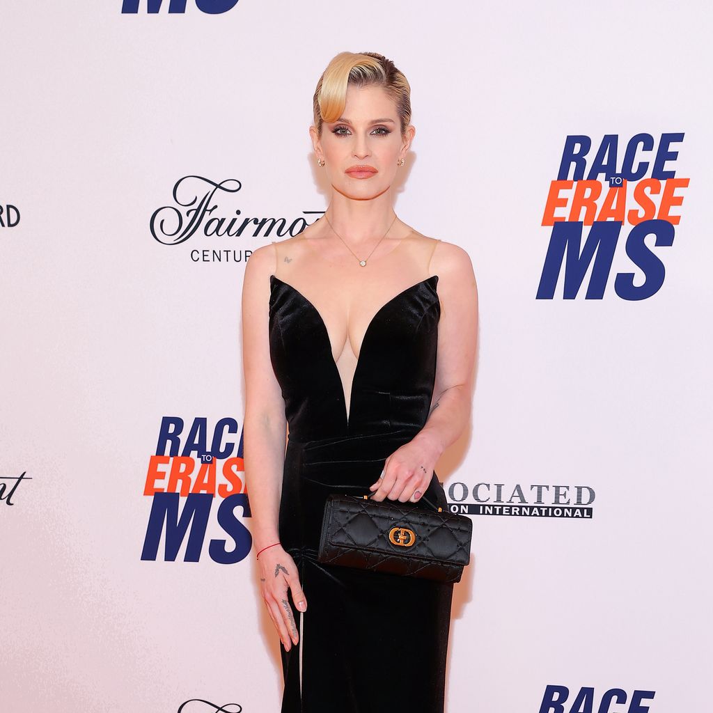 Kelly Osbourne bei der 32. Race To Erase MS Gala im Fairmont Century Plaza in Los Angeles