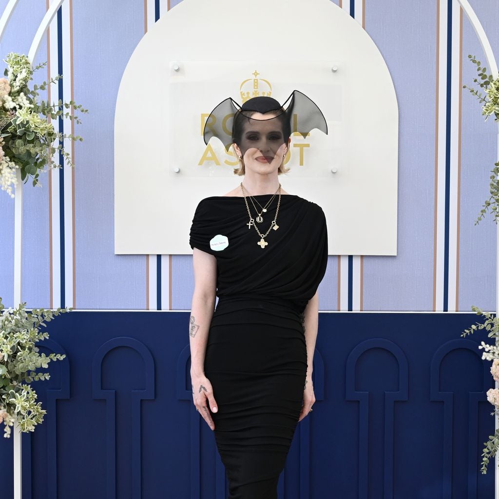 Kelly Osbourne im Fledermaus-Look in Ascot