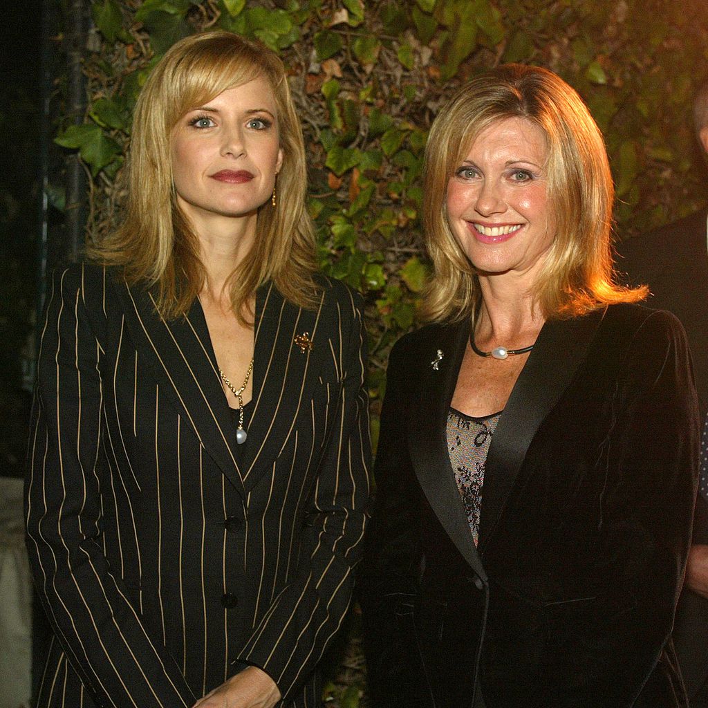 Kelly Preston und Olivia Newton-John bei einem Event, 2002