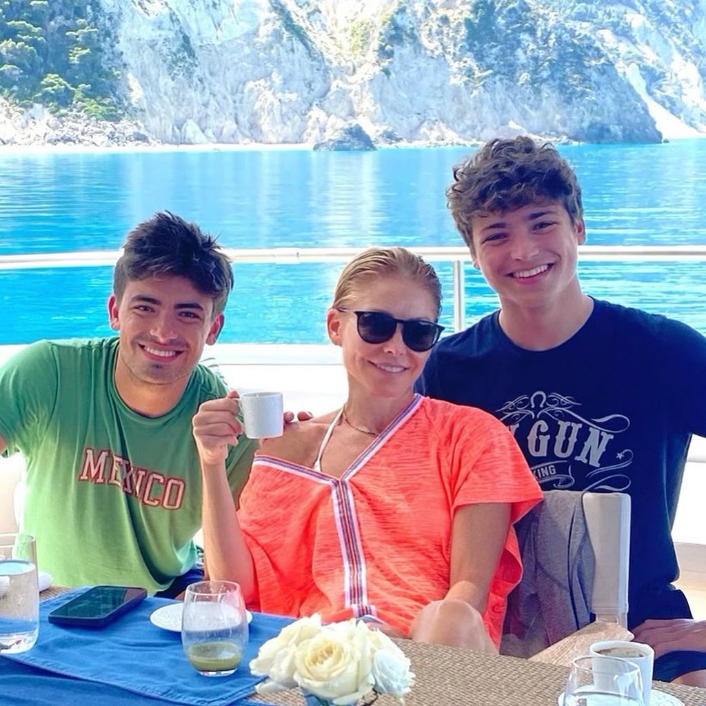 Kelly Ripa mit ihren beiden Söhnen