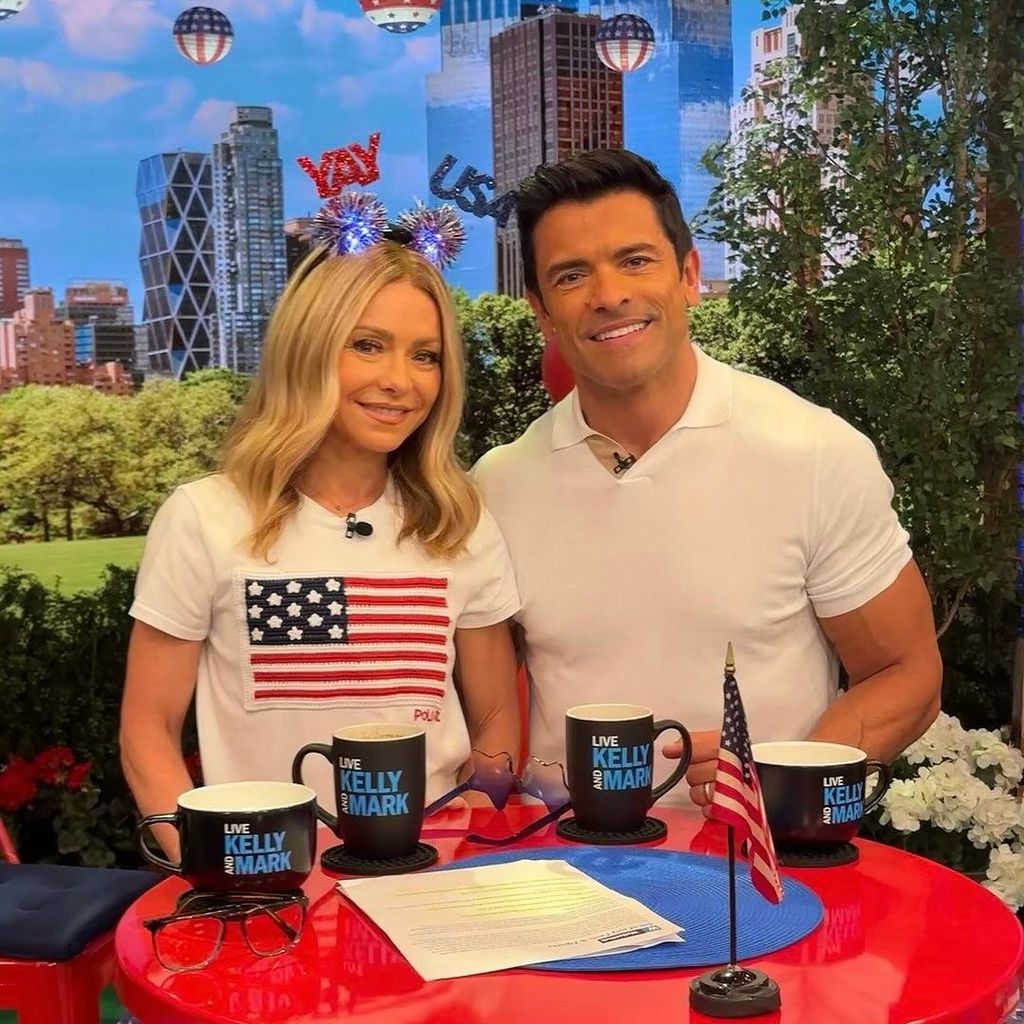 Kelly Ripa und Ehemann Mark Consuelos in ihrer gemeinsamen Talk-Show "Live with Kelly and Mark"